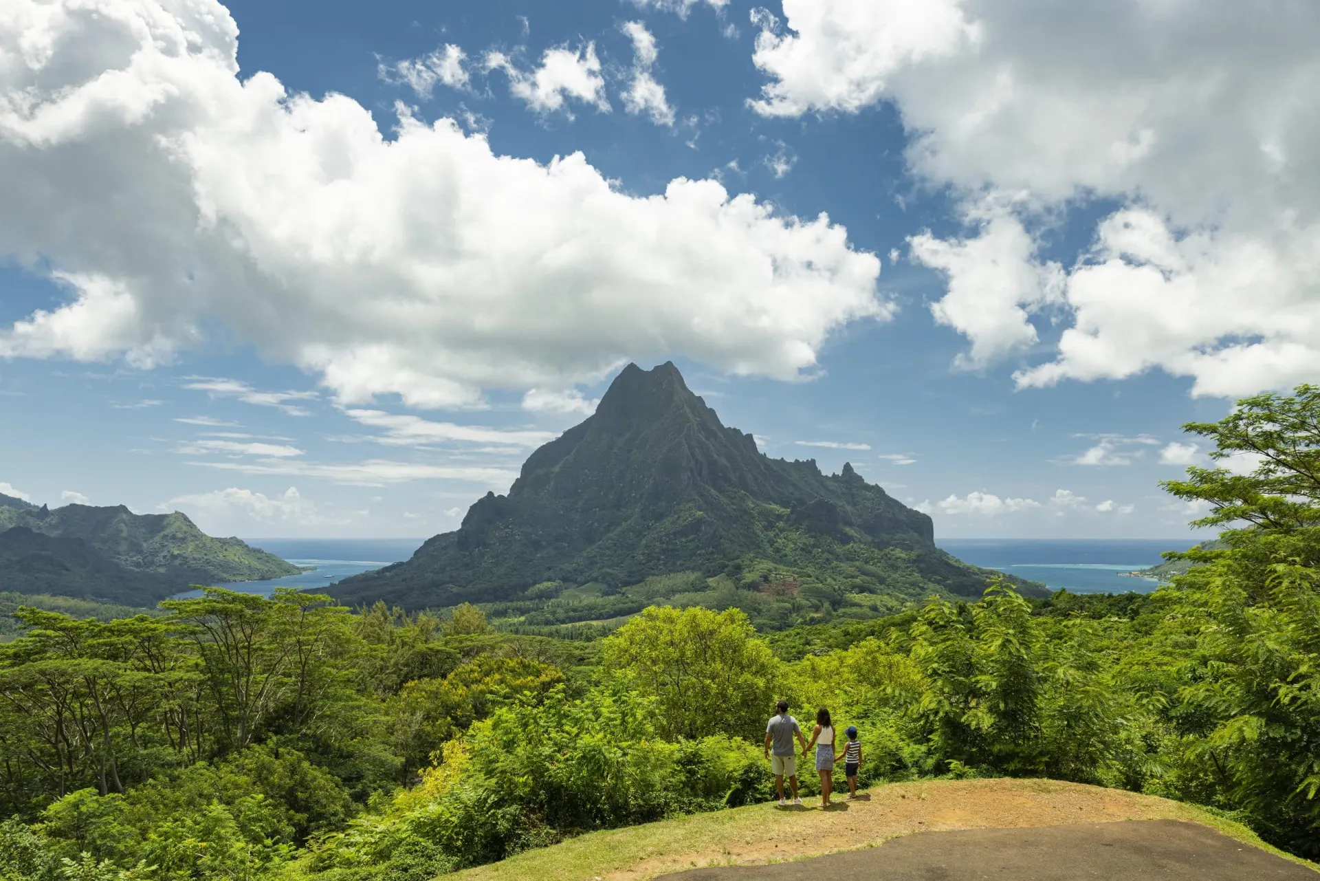 Montagnes de Moorea vues depuis un point de vue