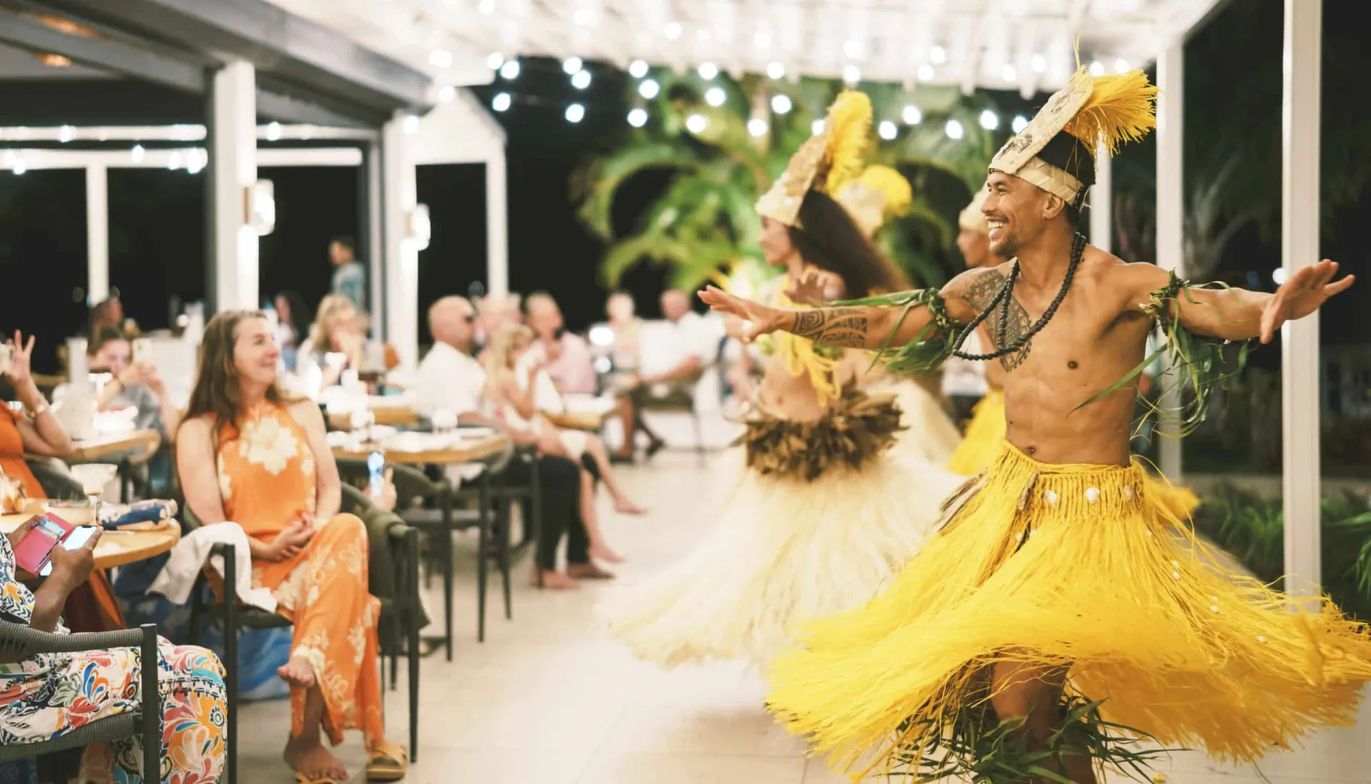 Danseurs polynésiens pendant le spectacle au restaurant