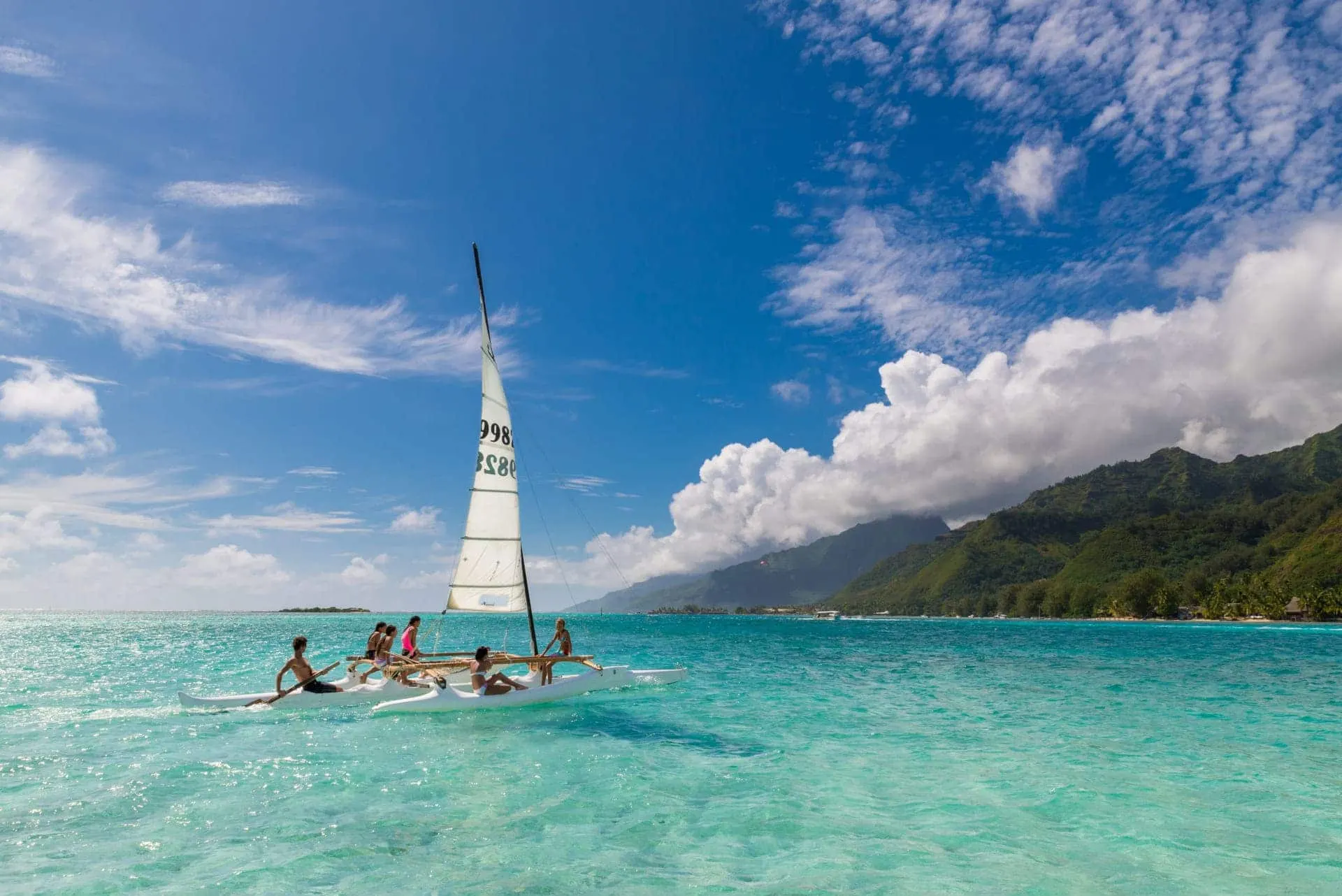 Catamaran à voile sur le lagon turquoise de Moorea