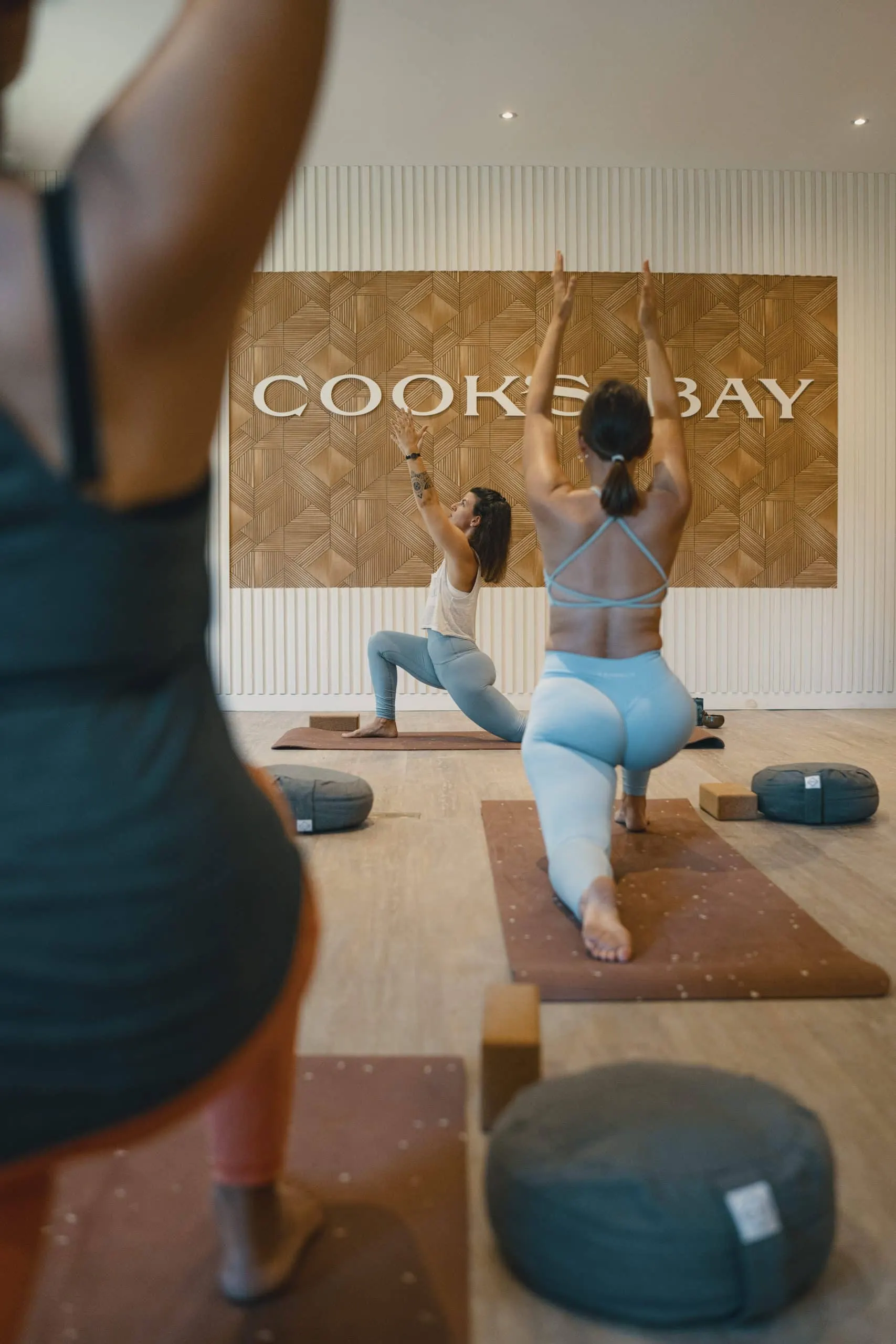 Cours de yoga dans le studio de l'hôtel